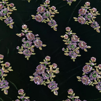 Tissu de broderie de velours perlé floral exquis violet pour robes manteaux robes exportation qualité tenues glamour en gros