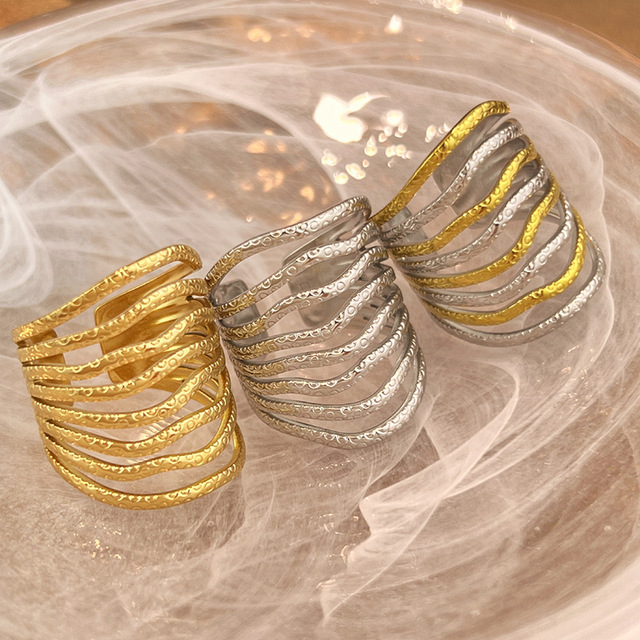 Vintage Titanium Steel Ring Multi-Line Stylish Luxury 18K Gold-Plated Hammered Texture Ring