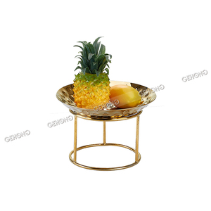 Présentoir <span class=keywords><strong>de</strong></span> buffet <span class=keywords><strong>de</strong></span> <span class=keywords><strong>plateau</strong></span> <span class=keywords><strong>de</strong></span> fruits <span class=keywords><strong>de</strong></span> <span class=keywords><strong>mer</strong></span> rond imprimé d'un marteau en acier doré à trois couches pour la restauration <span class=keywords><strong>de</strong></span> banquet <span class=keywords><strong>de</strong></span> restaurant d'hôtel - Product Image 6