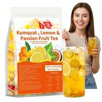 Dagelijkse zomerse hydratatie drank, koude koffie, vitamine C rijk, gedroogd gemengd fruit drankje, kumquat, citroen, passievrucht, kruidenthee