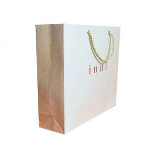 Sac en papier cadeau de luxe personnalisé KM avec poignée en ruban pour l'emballage de vêtements et de chaussures - Product Image 1