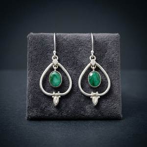 Pendientes Colgantes de Plata de Ley 925 con Esmeralda Verde Natural 100% Hechos a Mano con Engaste Ovalado Clásico - Product Image 3