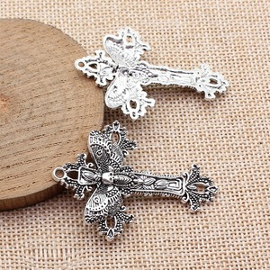 Colgante de cruz con calavera de polilla de la muerte, 51x37mm, de aleación de zinc plateada antigua, con 1 presilla, para collar gótico - Product Image 2