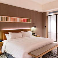 Suite de chambre d'hôtel moderne en bois massif : Lit king-size, canapé, table basse, table d'appoint, fauteuil, repose-pieds