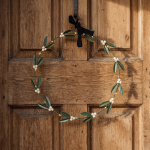 Corona redonda rústica hecha a mano con hojas verdes y bayas blancas, flores decorativas, adorno navideño para colgar en la pared, pieza única - Product Image 3