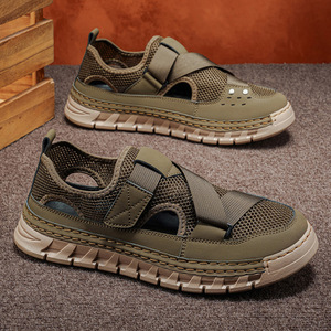 Sandalias de malla beige para hombre, con punta cerrada, suela gruesa antideslizante, ajustables con velcro, zapatos casuales para exteriores para verano - Product Image 2