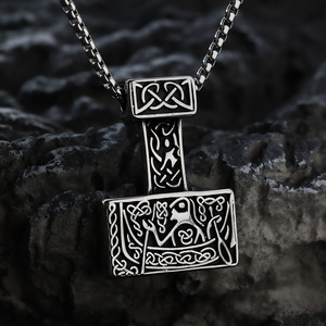 จี้สร้อยคอรูปค้อนธอร์สไตล์ไวกิ้งทำจากสแตนเลสสตีล ของขวัญเครื่องประดับสไตล์นอร์ดิกวินเทจสำหรับผู้ชาย เหมาะสำหรับใส่คู่กับเสื้อผ้า - Product Image 3