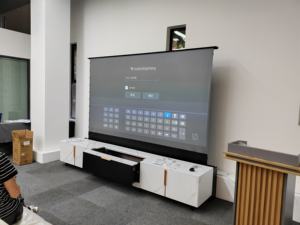 จอฉายภาพแบบมอเตอร์ไฟฟ้าขนาด 100 นิ้ว ยี่ห้อ Pet Crystal CBSP Alr พร้อมตู้วางทีวีหลากสี - Product Image 2