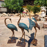 Grande sculpture de grue en bronze, art oiseau oriental pour aménagement paysager de cour et de jardin