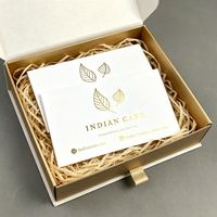Cartes de visite personnalisées minimalistes avec logo en feuille d'or naturelle et gaufrage, coupon de réduction