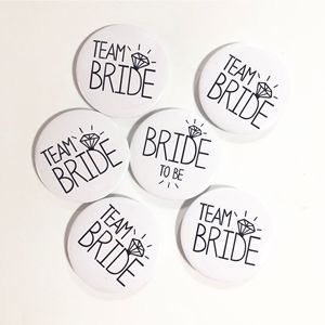 Ensemble de badges pour l'équipe de <span class=keywords><strong>la</strong></span> mariée, écharpe de future mariée avec épingle pour <span class=keywords><strong>la</strong></span> fête prénuptiale, soirées entre filles, décorations et fournitures - Product Image 1