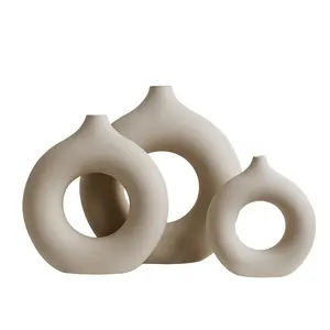 Vas keramik Nordic, dekorasi minimalis Modern kerajinan kreatif bulat berongga Dekorasi vas untuk ruang tamu