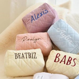 Borsa <span class=keywords><strong>per</strong></span> il trucco in velluto a coste con cerniera trapuntata cosmetica con nome di ricamo personalizzato <span class=keywords><strong>per</strong></span> il viaggio - Product Image 1