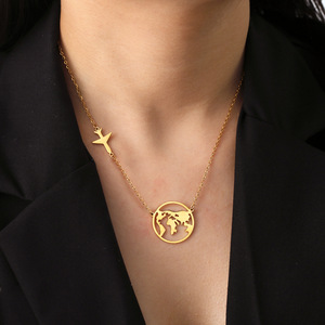 Collar con Colgante de Mapa del Mundo |   Acero Inoxidable Chapado en Oro PVD de 18K |   Joyería Personalizada con Mapa de País |   Impermeable, Hipoalergénico - Product Image 1
