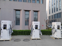 Borne de Recharge Rapide DC Intelligente 120kW IP54 Double Connecteur Sortie 250A 1000VDC Station de Recharge à Large Plage de Tension avec Refroidissement par Air Forcé