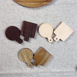 ที่เปิดขวดแม่เหล็กแบบพวงกุญแจไม้ รูปทรง DIY ที่เปิดขวดเบียร์ ของขวัญสำหรับคนรักเบียร์ แขวนตู้เย็น ของชำร่วยงานแต่งงาน ของใช้ในครัว บาร์ ปาร์ตี้ - Product Image 4