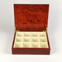 Boîte à chocolats en bois plaqué grain brillant, multi-compartiments, doublure en velours, logo personnalisé, charnière métallique pour l'emballage de luxe des friandises du Ramadan et de l'Aïd