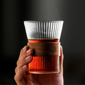 Vaso de Agua de Vidrio Rayado con Borde de Madera, para Oficina, Té, Café, Creativo, Aislado - Product Image 3