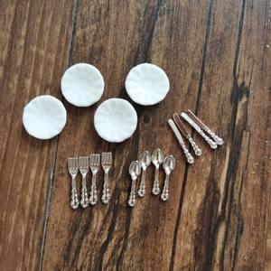 Mini-plat à gâteau en céramique miniature pour maison de poupée, assiette et couteau en métal, fourchette et cuillère (un ensemble = 4 assiettes + 4 couteaux, fourchettes, cuillères)) - Product Image 6