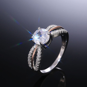 Anello Bicolore Stile Ufficio per Donne, Fascia Rotonda Centrale, Accessorio Gioiello per Outfit Quotidiani e Feste - Product Image 3