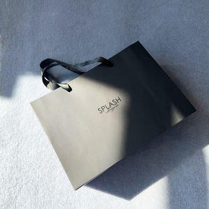 Sacs cadeaux en papier noir personnalisés avec impression UV noire - Sacs de shopping de luxe pour les marques de vêtements et de beauté haut de gamme - Product Image 4