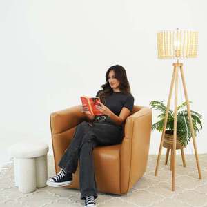 Silla Giratoria Moderna Callan - Cuero Vegano Color Bronceado, Portátil y Suave para Sala de Estar, Dormitorio, Comedor y Hotel - Product Image 6