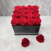 Rose éternelle conservée en usine personnalisée dans un coffret cadeau carré