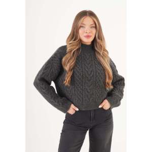 Pull en maille spirale anthracite à motif, style décontracté avec bouton décoratif à logo sur le devant, coupe courte, saison hiver, vente en gros - Product Image 2
