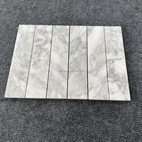 Mosaïque de carreaux de marbre blanc de Carrare, design parquet moderne, finition brossée antique, garantie à vie pour les murs intérieurs et les salles de bain