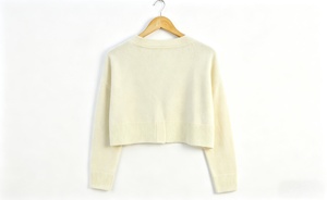 เสื้อคาร์ดิแกนถักคอวีแบบครอป ผลิตจากผ้าฝ้าย BCI 100% รับผลิตแบบ OEM/ODM แขนยาวติดกระดุมสำหรับผู้หญิง - Product Image 3