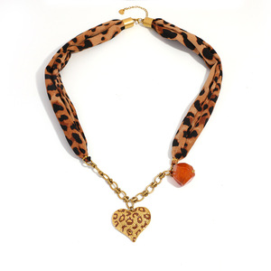 Collier écharpe imprimé léopard avec pendentif cœur en acier inoxydable plaqué or 18 carats pour la mode automne-hiver - Product Image 5