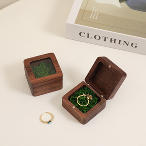 Boîte à bagues de luxe en bois de noyer magnétique à double compartiment avec doublure en velours et logo personnalisé pour demande en mariage - Product Image 6