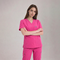 Ensembles de tenues médicales pour femmes : Haut à col en V et manches courtes, pantalon jogger avec poches latérales et poche zippée – Vente en gros