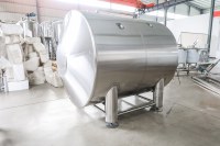 Unitank horizontal pour bière artisanale de 1000L à 5000L, avec réservoir sous pression, contrôle PLC et pompe.