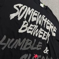 T-shirt noir surdimensionné à imprimé en relief pour homme |   T-shirt graphique streetwear avec lettrage contrasté