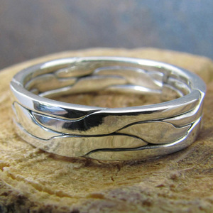 Anello Minimalista Vintage con Texture, Anello Statement dal Look Metallico Audace, Anello alla Moda - Product Image 2
