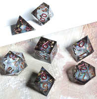 Vente en gros usine : Ensemble de dés de jeu de table Dungeons and Dragons, dés en résine rouge à noyau liquide avec logo personnalisé, lot de 7 pièces