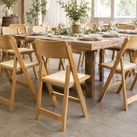Chaises pliantes élégantes en bois pour l'extérieur, idéales pour les cérémonies de mariage en plein air, les événements hôteliers et les repas.