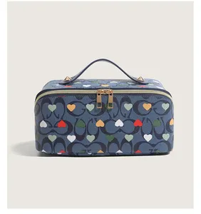 Bolsa de Cosméticos Multifuncional con Estampado de Corazón - Organizador de Maquillaje de Viaje Impermeable de Gran Capacidad con Asa - Product Image 1