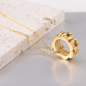 Collar con Colgante de Engranaje de Acero Inoxidable Chapado en Oro de 18K, Diseño Geométrico, Joyería para Mujer, Estilo Europeo Americano - Product Image 1