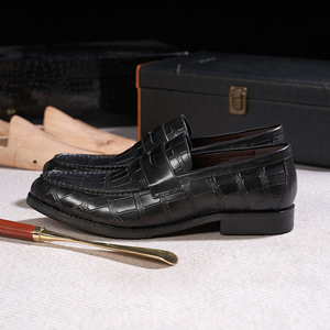 Mocasines de Cuero Genuino de Alta Gama para Hombre con Grabado de Patrón de Piedras, Zapatos Formales de Negocios para Hombre en Negro y Borgoña - Product Image 4