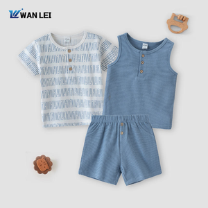 Bộ đồ bé trai 3 món gồm áo thun jersey 210gsm, áo gile và quần đùi chất liệu vải waffle, 60% <span class=keywords><strong>cotton</strong></span> 40% polyester, dành cho bé 0-2 tuổi, có thể mặc đồ đôi với cả gia đình. - Product Image 1
