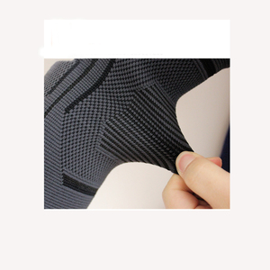 Manchon de compression respirant en néoprène avec logo personnalisé pour le soutien du coude, idéal pour le tennis, le basketball et les sports multiples - Unisexe - Product Image 3
