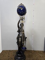Horloge de table/étagère mécanique à balancier en laiton antique, statue de chasseuse en laiton, boule bleu cobalt mystérieuse, 8 jours