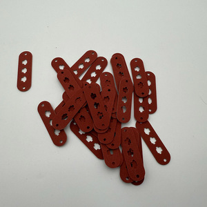 Feuille d'isolation en mica rouge à trous traversants pour applications à haute température - Product Image 1