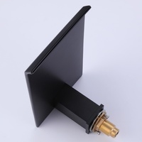 Robinet de baignoire noir mat de style romain à 4 trous avec bec cascade rectangulaire ultra-large, levier carré et inverseur carré pour douche à barre carrée