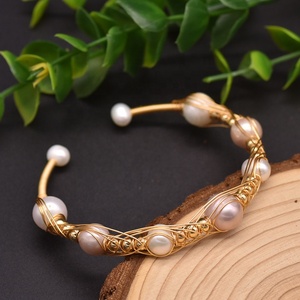Bracelet de perles classique et élégant, perles rondes d'eau douce, chaîne plaquée or, cadeau de mariage intemporel, bracelet de perles - Product Image 2