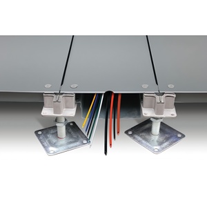 Plancher surélevé en acier et ciment avec finition brute et chemin de câbles pour salles informatiques - Product Image 1