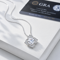 Pendentif en moissanite certifié GRA VVS en forme de fleur à quatre pétales, en argent S925 plaqué or blanc, serti de quatre griffes sécurisées, avec chaîne fine.