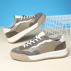 Zapatillas deportivas grises de cuero craquelado con cordones, plataforma gruesa, estilo skate, parte superior con paneles múltiples y patchwork, tira lateral ondulada blanca, estándar. - Product Image 1